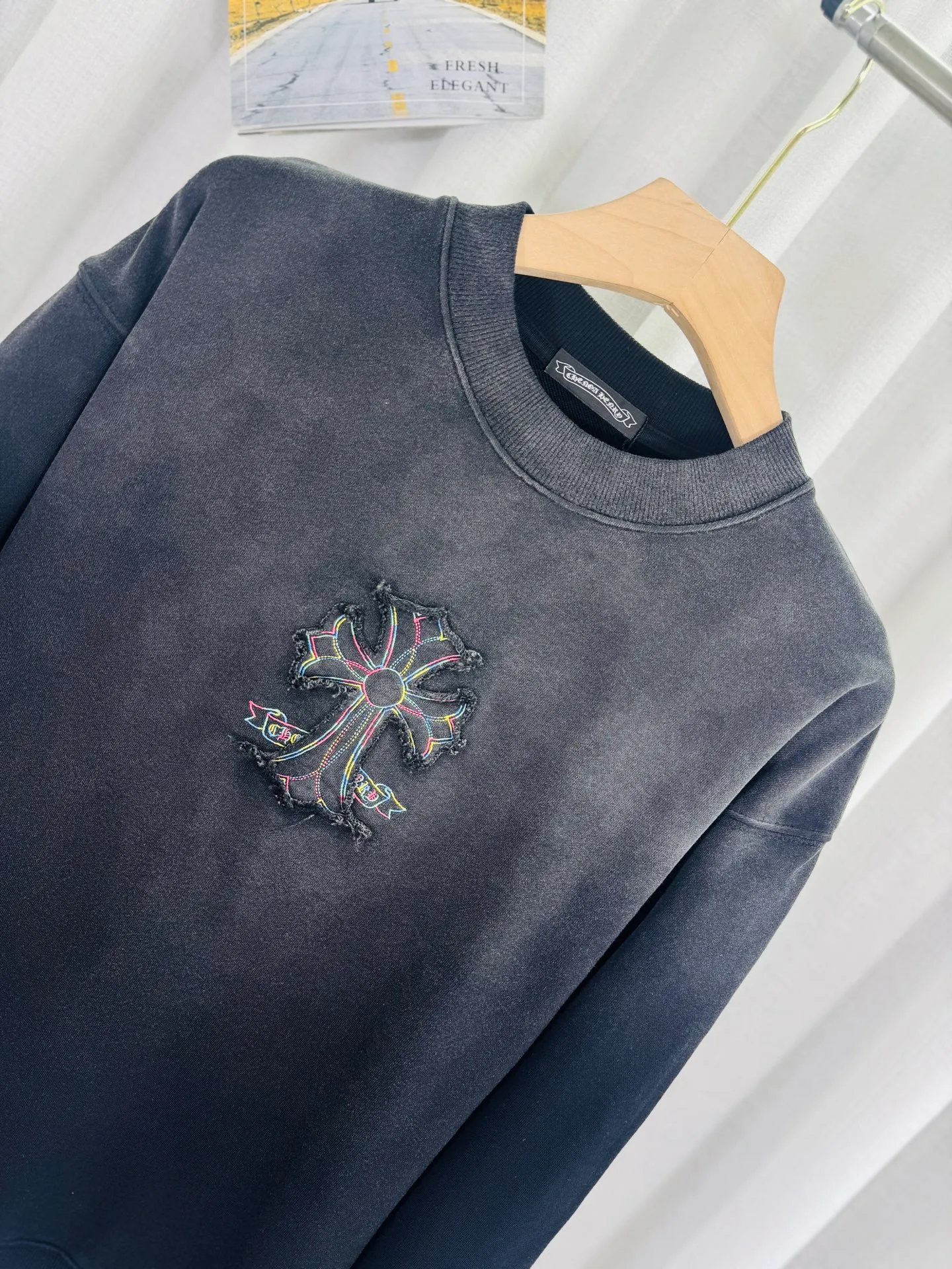 P280 top version, real shot without P, ​​different from market currency) 𝗖𝗵𝗿𝗼𝗺𝗲 𝗛𝗲𝗮𝗿𝘁𝘀/Cro Heart 2025 washed patch embroidery autumn and winter new original single counter American laser burnt 3D three-dimensional color embroidery couple casual sweatshirt 👑The highest version! Customized fabric 430g tripe terry fabric! American acid-washed and distressed original fabric laser burnt ✟appliqué embroidery and exquisite embroidery of letters! The best-selling model in the counter, very comfortable to wear. Accessories: original molded and authenticated collar label➕100% silk wash label. Genuine purchase-grade original hangtag➕matching hanging rope➕3D hanging beads➕original packaging bag. Craftsmanship: The original version has consistent wiring! The highest version of the armhole matching technique! Color: White Black Size: S M L XL Style No.: 9328